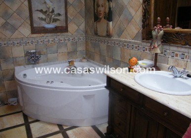 Sale - Townhouse - Daya Nueva