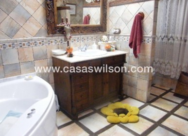 Sale - Townhouse - Daya Nueva