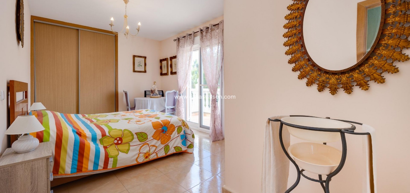 Sale - Villa - Torrevieja - Aguas Nuevas
