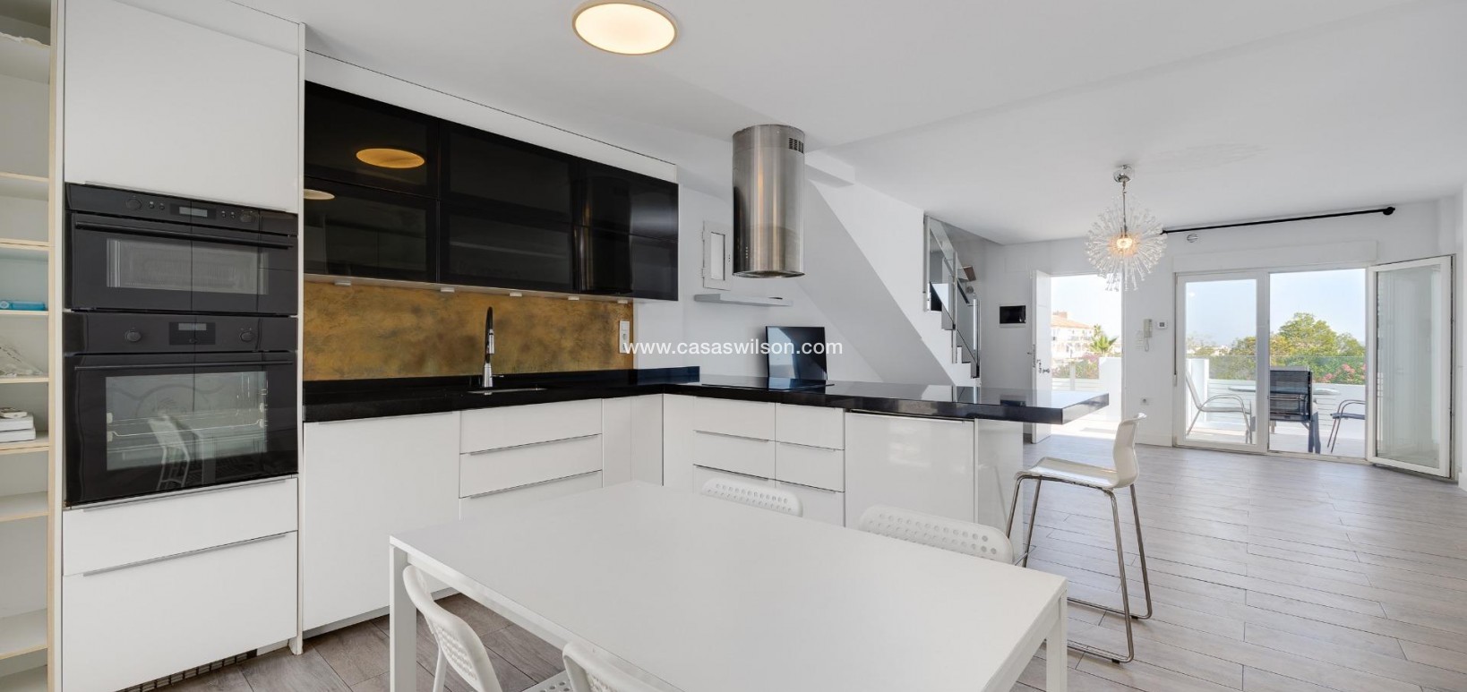 Sale - Villa - Torrevieja - Aguas Nuevas