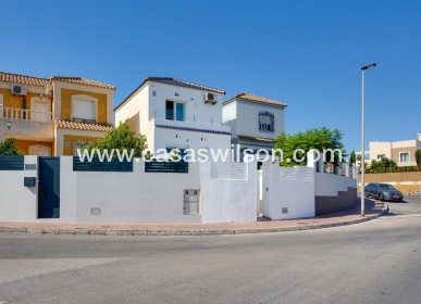 Sale - Villa - Torrevieja - Aguas Nuevas