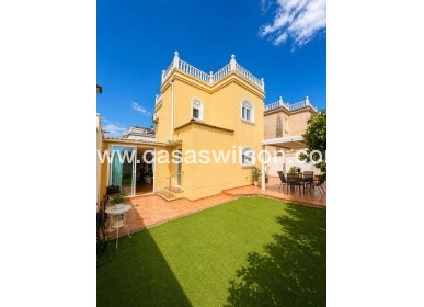 Sale - Villa - Torrevieja - Nueva Torrevieja - Aguas Nuevas
